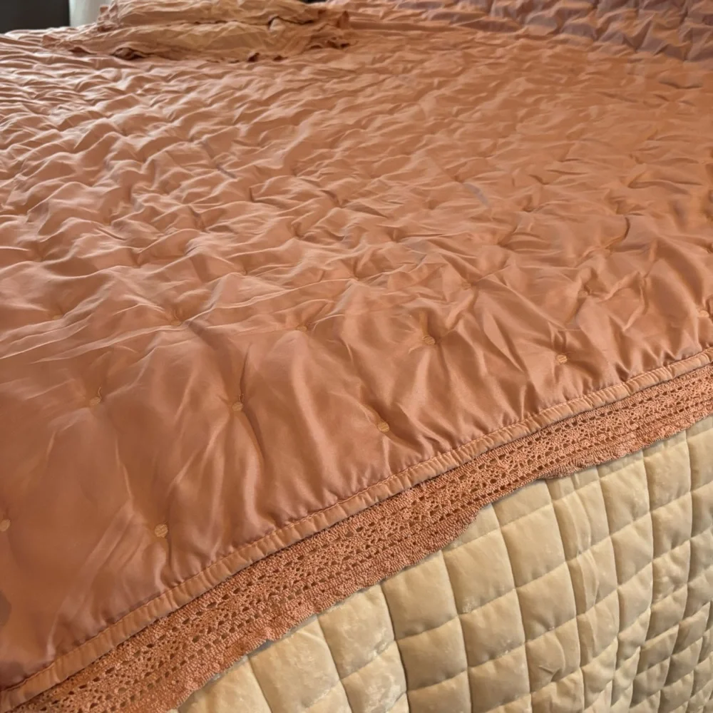 JCPenney HOME mauve/Pink Comforter tufted Bedspread Crochet Full/Queen LIKE NEW